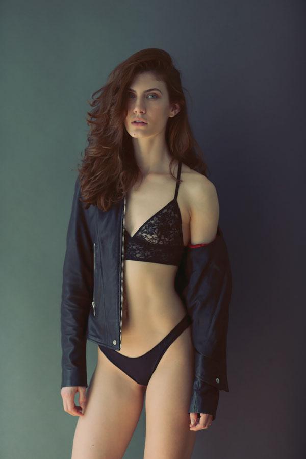 Fashion photographer: Séance photo lingerie boudoir avec Cassie Chiniski par le photographe Antonio Barros