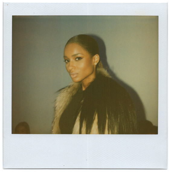 Photo Polaroid de la chanteuse Ciara par le photographe de mode Antonio Barros