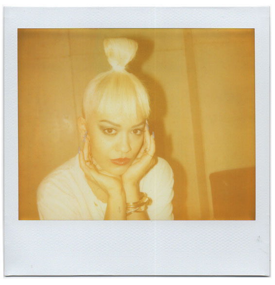 Photo Polaroid de la chanteuse et actrice anglaise Rita Ora par le photographe mode Antonio Barros