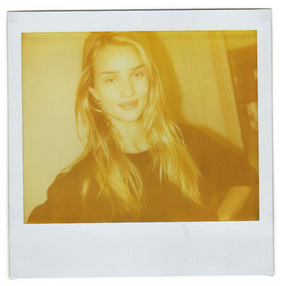 Photo Polaroid de la actrice anglaise Rosie Huntington-Whiteley par le photographe mode Antonio Barros